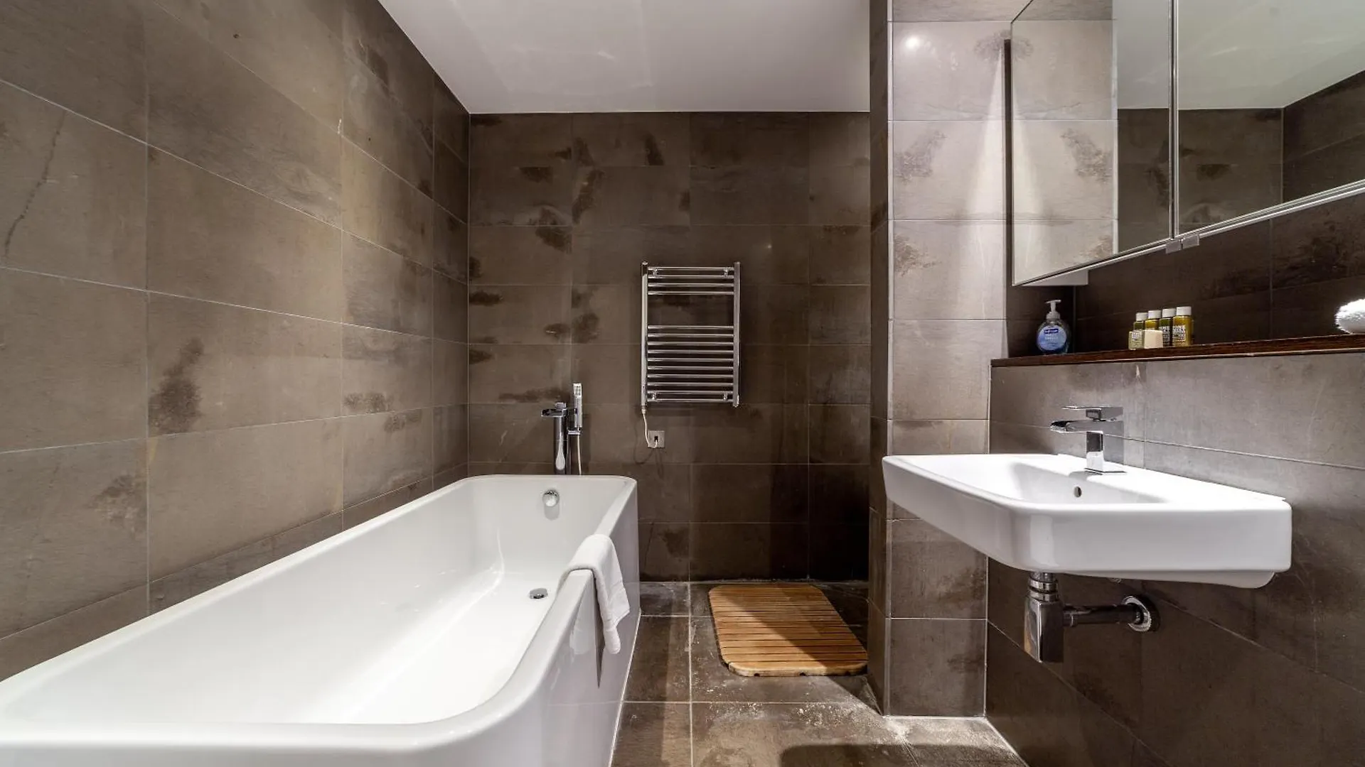Charming 3Br Shoreditch Duplex Loft With Balconies Londýn